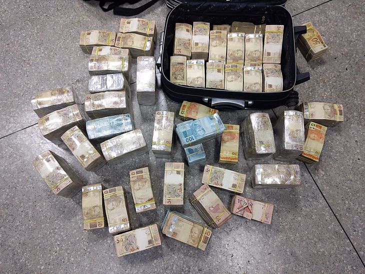 Ex-comandante da PM de Alagoas é abordado com R$ 1,5 milhão em MG