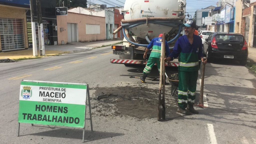 Ligações clandestinas de esgoto invadem galerias de drenagens