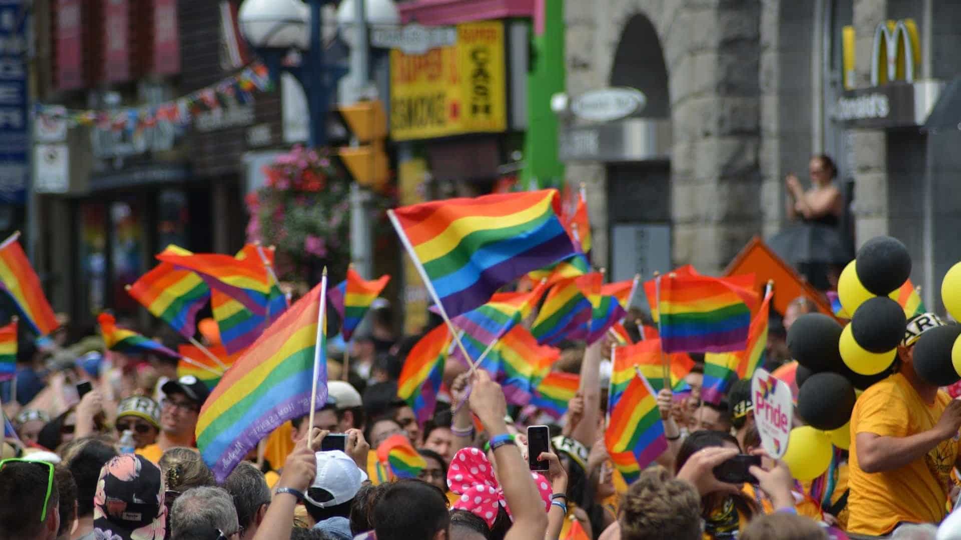 Setor de serviços treina equipes para atender bem o público LGBT
