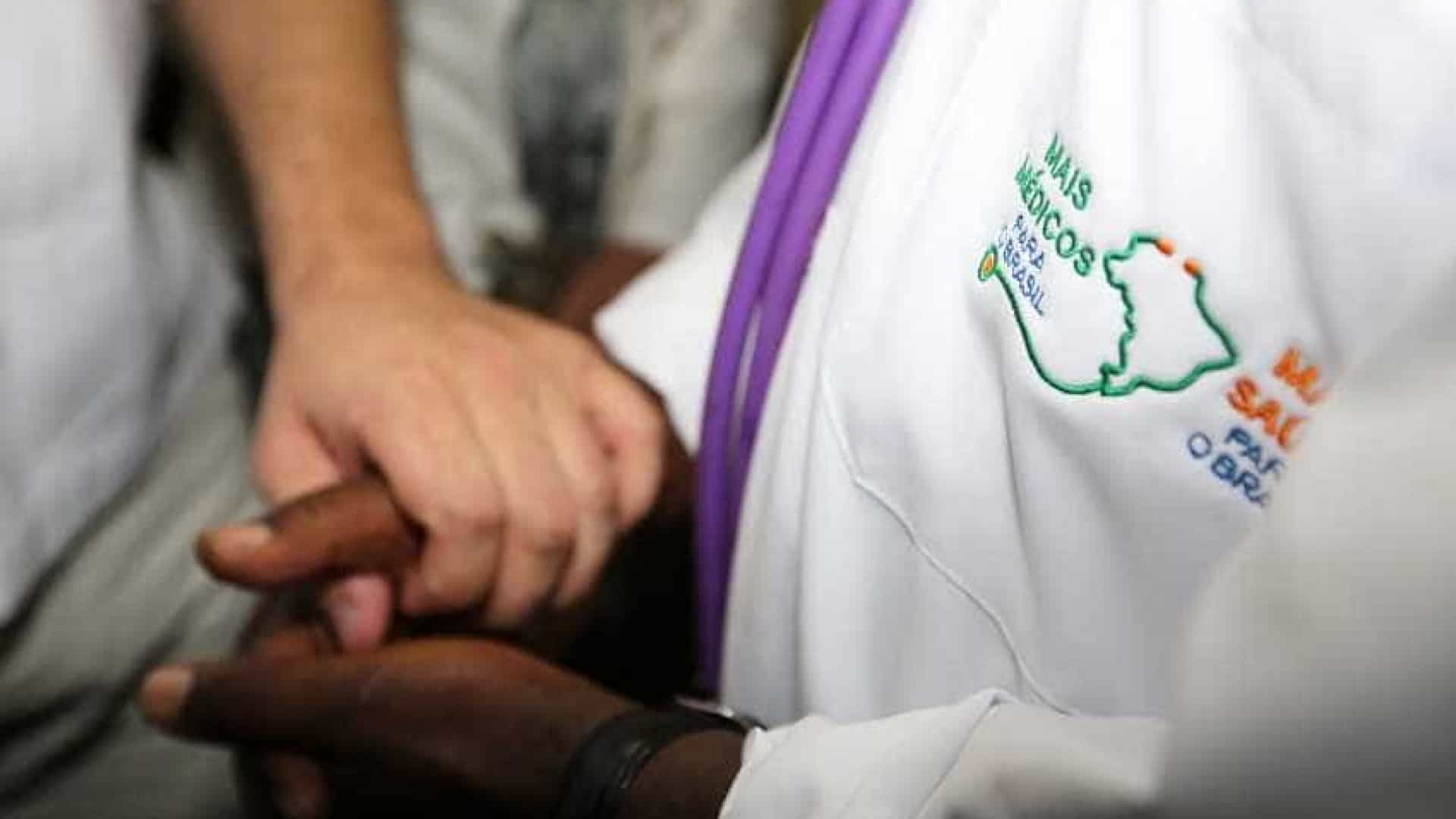 Cubanos do Mais Médicos terão direito a residência no Brasil