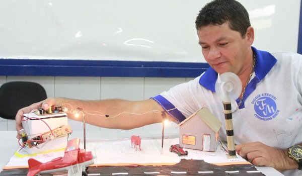 Aluno da Educação de Jovens e Adultos cria projeto de energia eólica