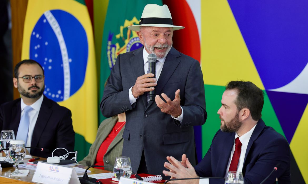 Lula afirma que Desenrola Brasil vai ajudar população a sair do sufoco