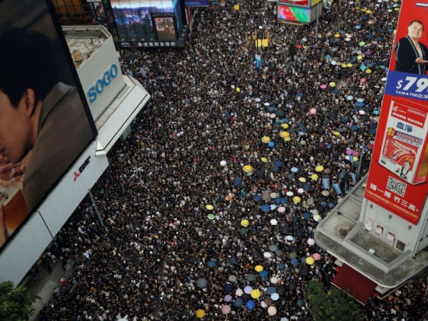 Manifestantes desafiam a polícia em Hong Kong