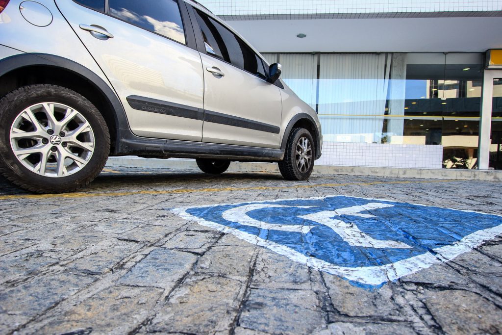 Infrações por estacionamento em vagas prioritárias aumentaram