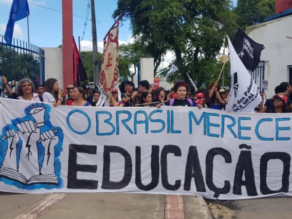 Professores e estudantes voltam a protestar contra cortes
