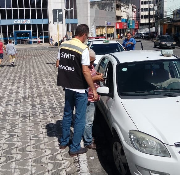 SMTT faz fiscalização de táxis em Maceió