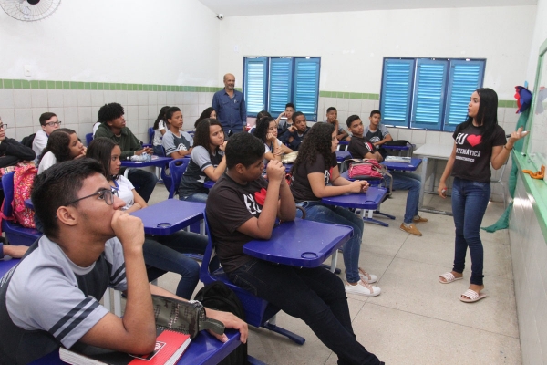 Alunos que se tornam monitores auxiliam colegas com dificuldades em matemática