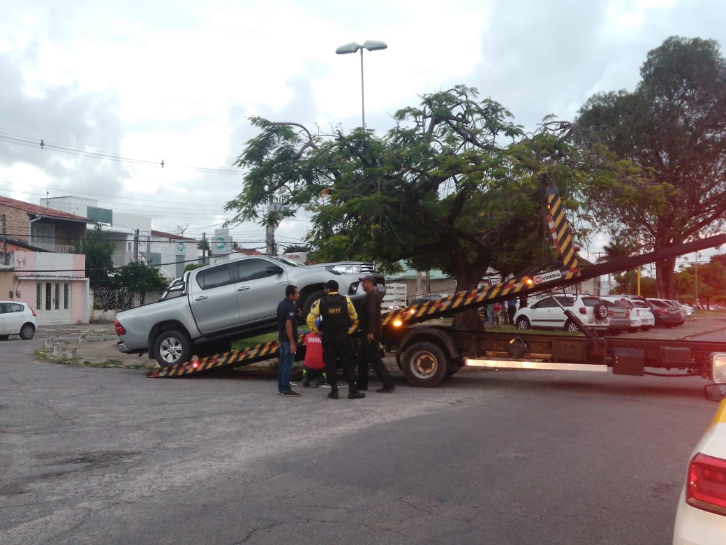 SMTT fiscaliza e remove veículos irregulares