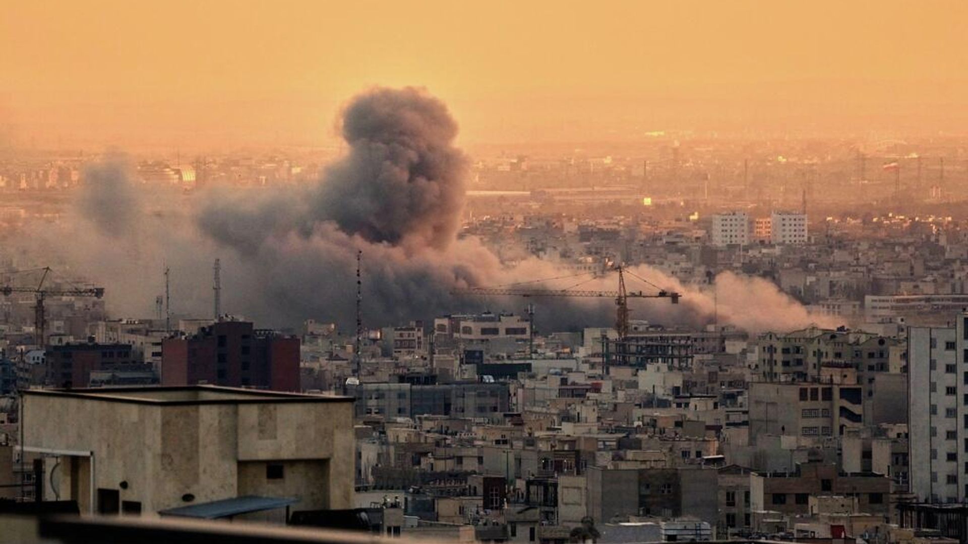 EUA bombardeiam posições iranianas e Teerã reage com ataques a base americana