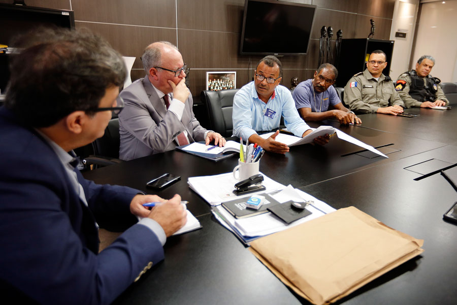 Regulamentação é discutida por taxistas e presidente do TJAL