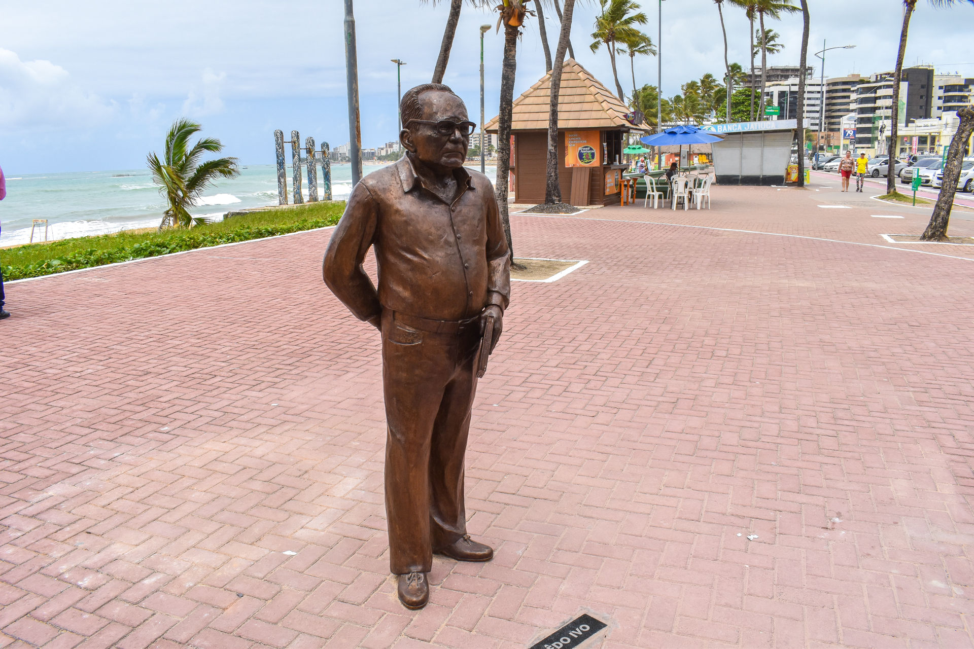 Escultura do escritor Lêdo Ivo é inaugurada em Jatiúca