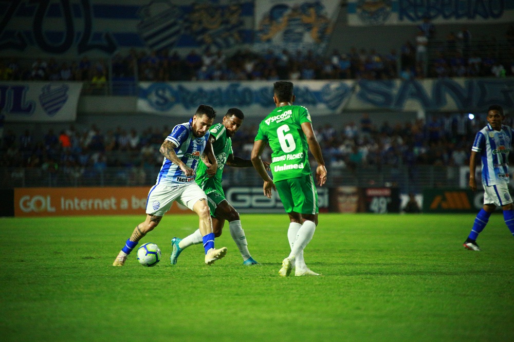 CSA vence jogo contra Chapecoense e sobe para 18º colocado