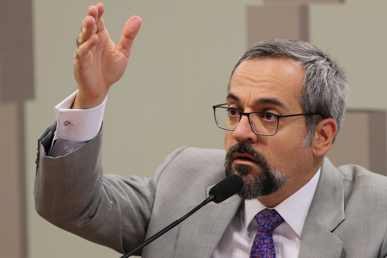 Oferta de vagas em ensino superior a distância é maior que presencial