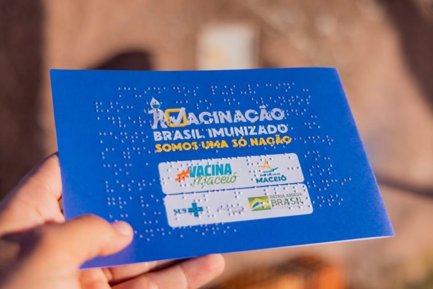 No Dia Mundial do Braile, Saúde reforça inclusão com cartão de vacinação em braile