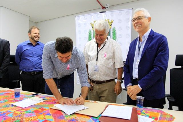 Rui Palmeira assina 102 contratos de serviços à saúde