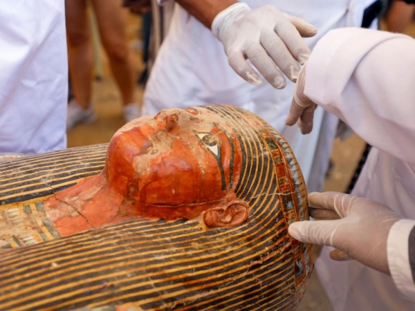 30 sarcófagos de madeira de 3 mil anos são encontrados no Egito