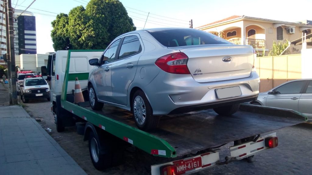 SMTT remove veículos por estacionamento irregular