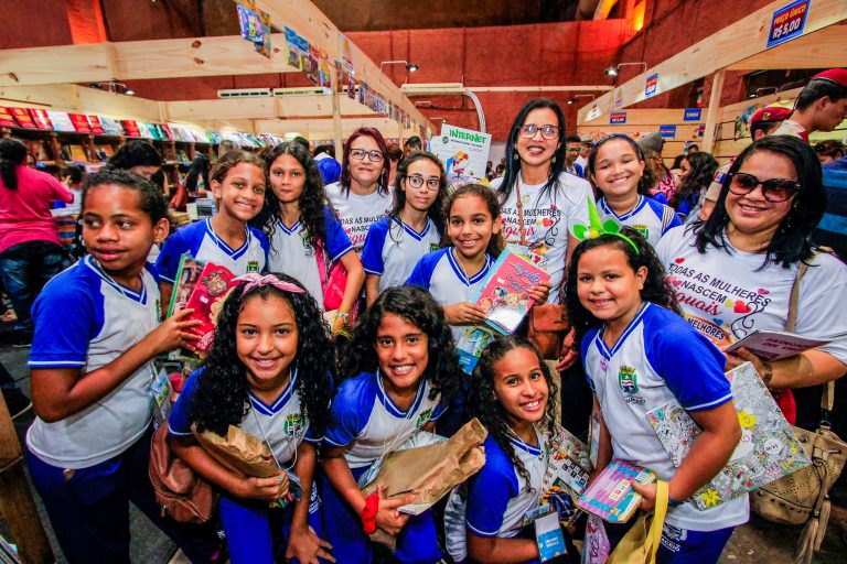 Vale-livro dado aos estudantes foi feito de papel reciclado