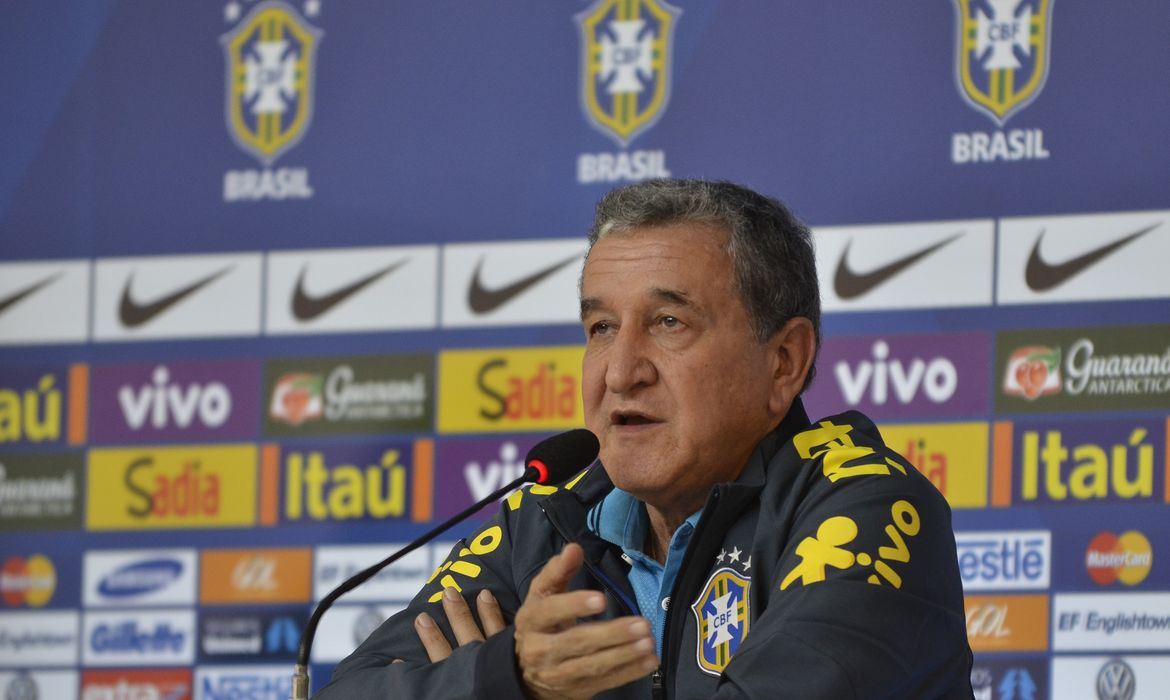 Técnico do tetra, Parreira apresenta melhora, mas segue na UTI