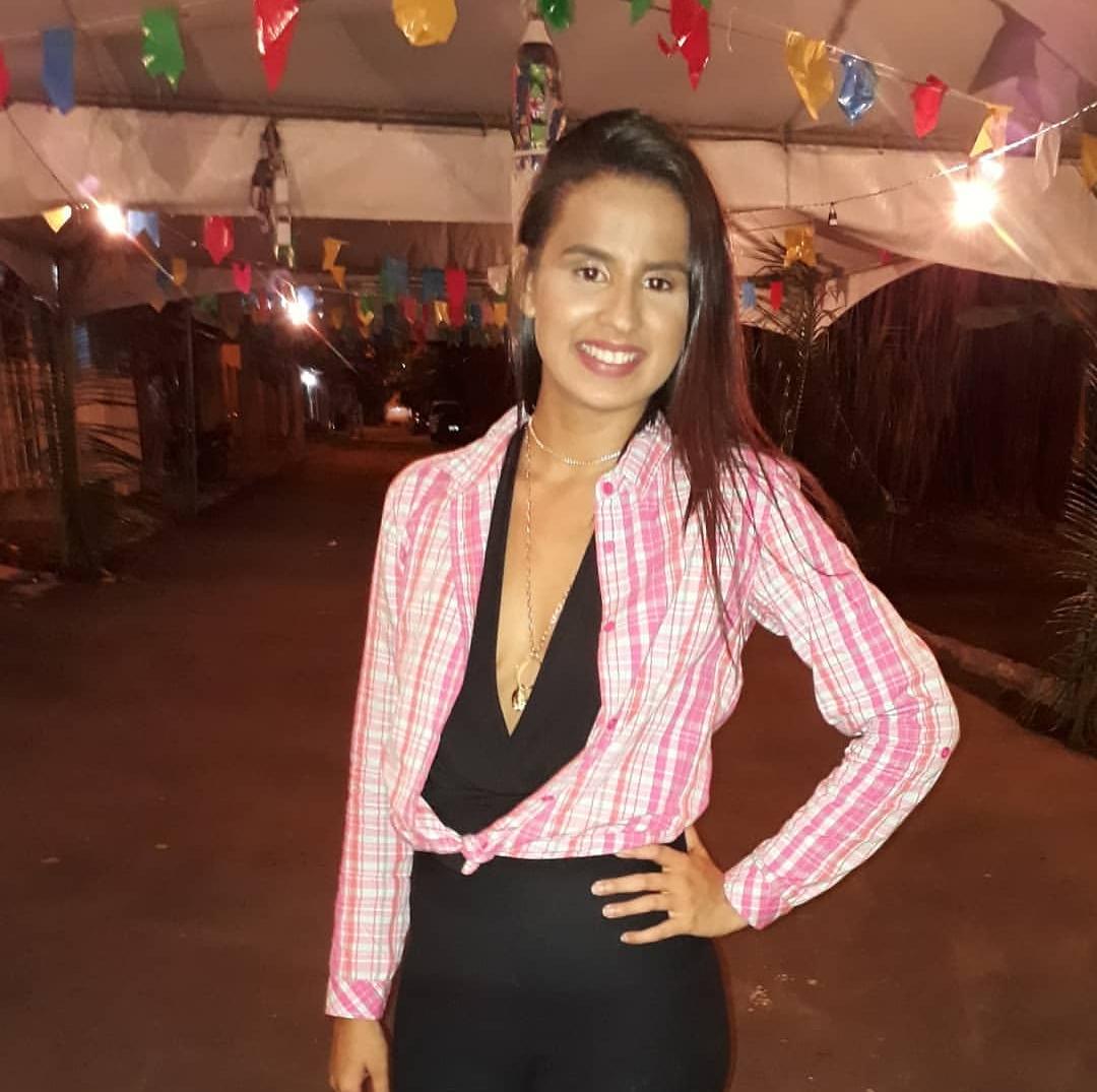 Doença rara deixa jovem cega e mãe pede apoio para pagar cirurgia