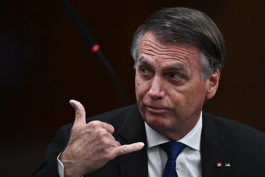 Bolsonaro tem 24 horas para explicar fala de Eduardo sobre vídeos