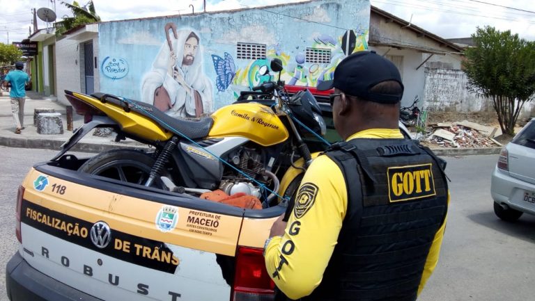 Fiscalização autua condutores em blitz no Tabuleiro do Martins