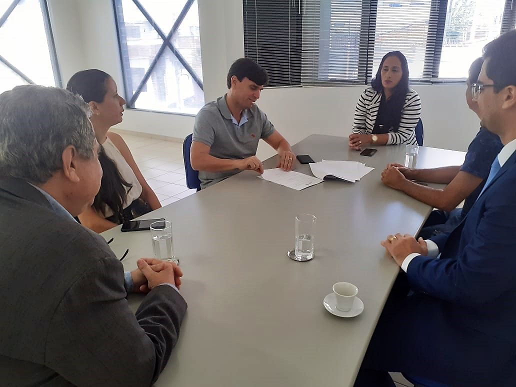 Prefeitura de Penedo e Fundepes assinam contrato para realização de concurso público