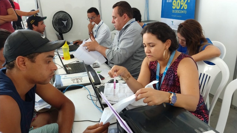 Casal oferece desconto de até 90% para quem sanar dívidas