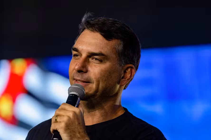 Novo tarifaço dos EUA gera críticas a Flávio Bolsonaro nas redes