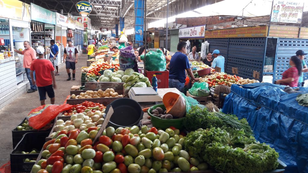 Confira funcionamento de mercados e feiras no dia 31