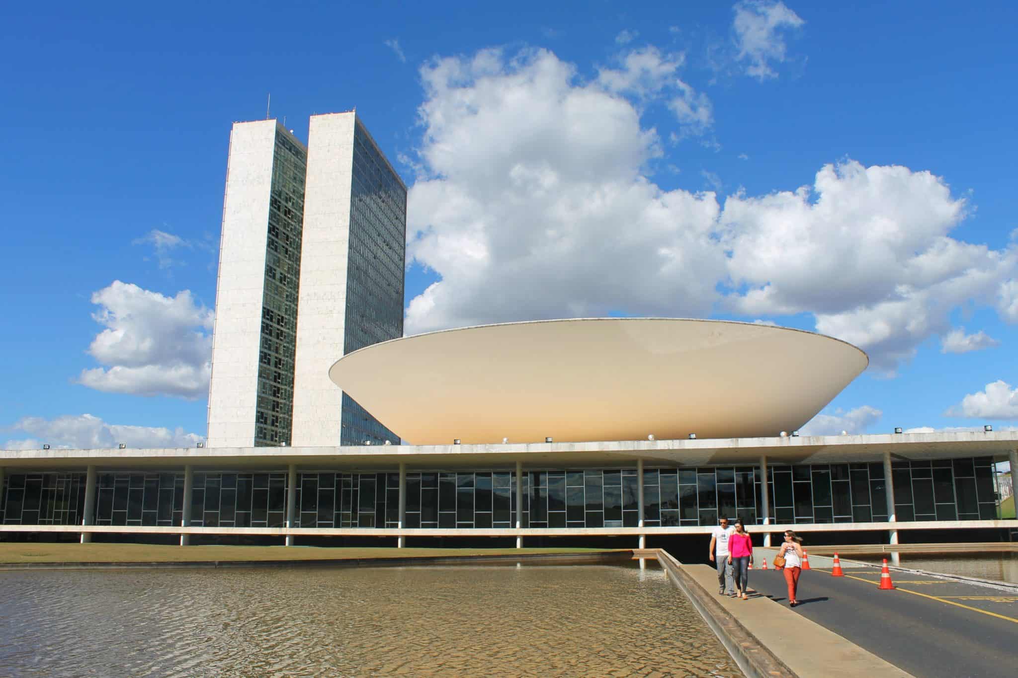 Brasileiros reprovam Executivo, Legislativo e Judiciário