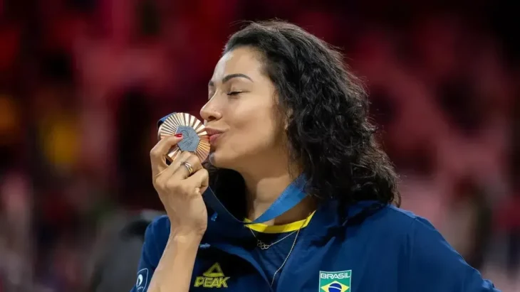 Medalhista olímpica de vôlei revela câncer descoberto em exame de rotina