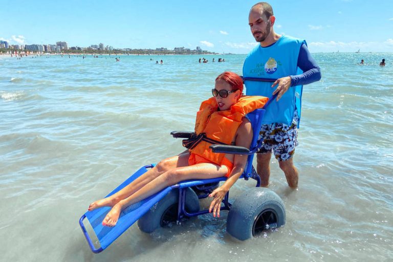 Cadeiras anfíbias são destaque em matéria da Folha de São Paulo