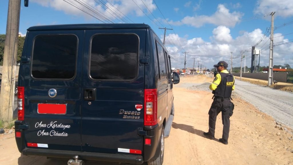 Equipes de fiscalização autuam e removem transportes irregulares