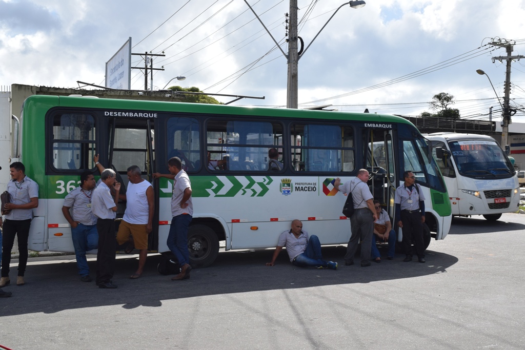Motoristas e cobradores da Veleiro protestam por falta de pagamentos
