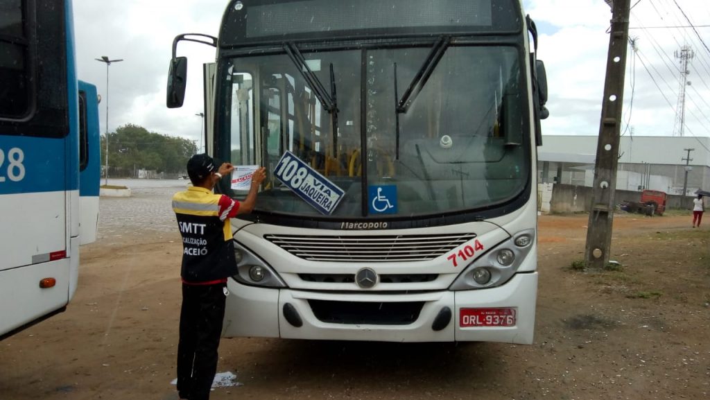Ônibus são lacrados durante operação da SMTT em bairros de Maceió