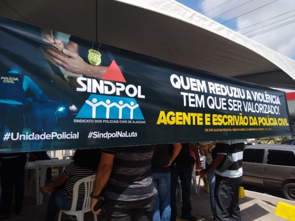 Greve de policiais civis suspende serviços em delegacias