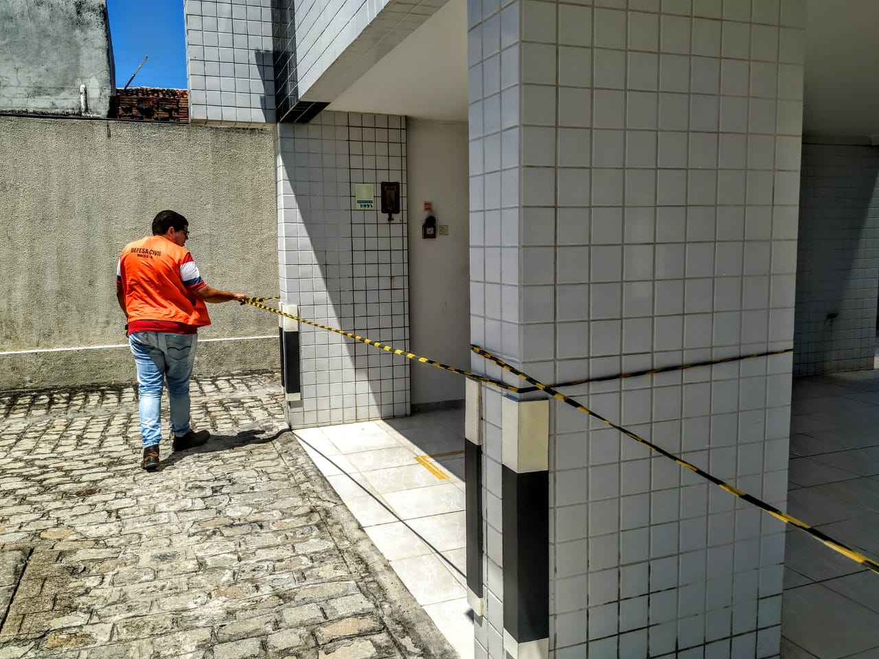 Edifício no Pinheiro é interditado pela Defesa Civil por conta da evolução de rachaduras