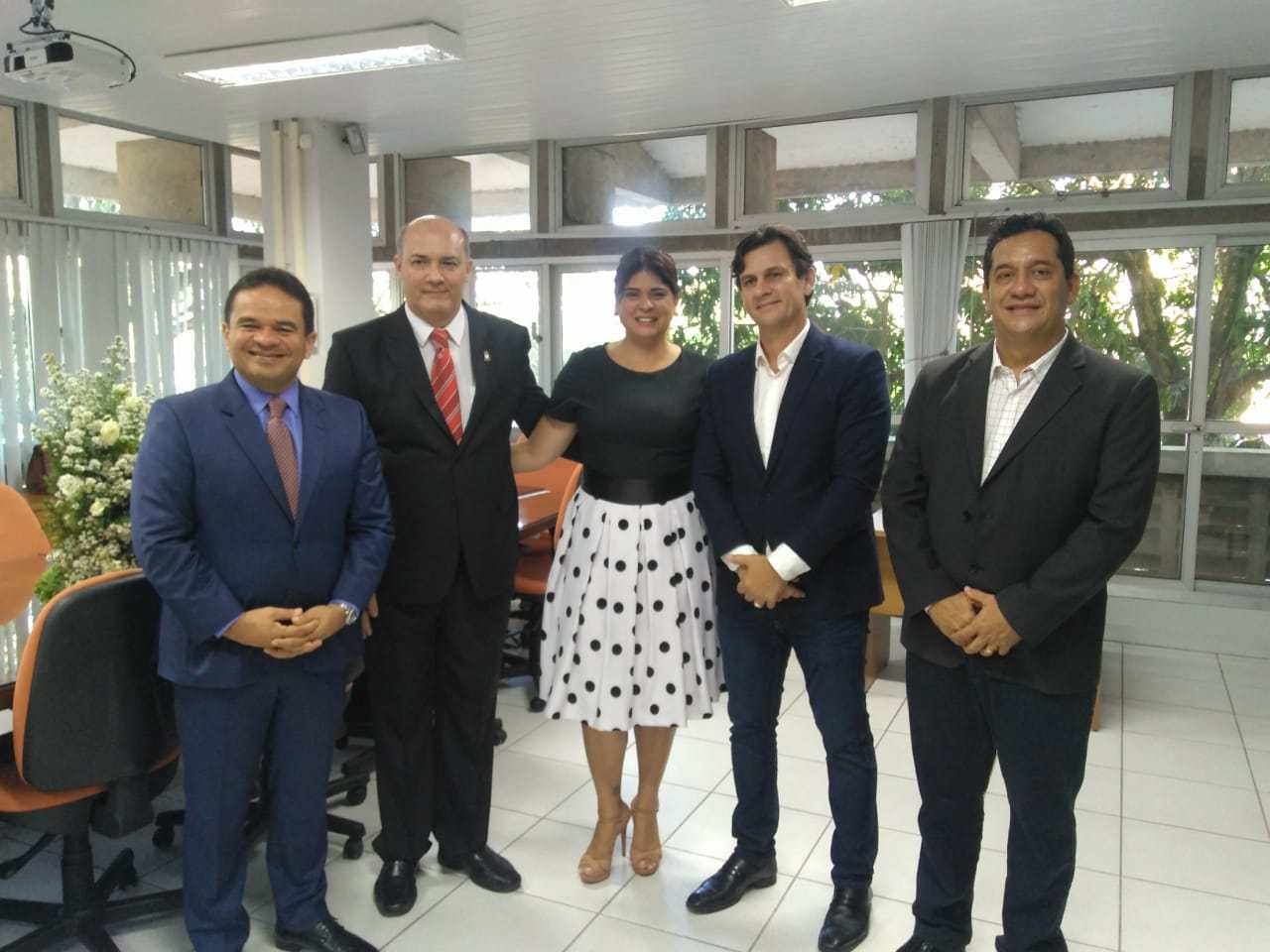 Deputados e governador participam de transmissão de cargo do novo reitor da Ufal