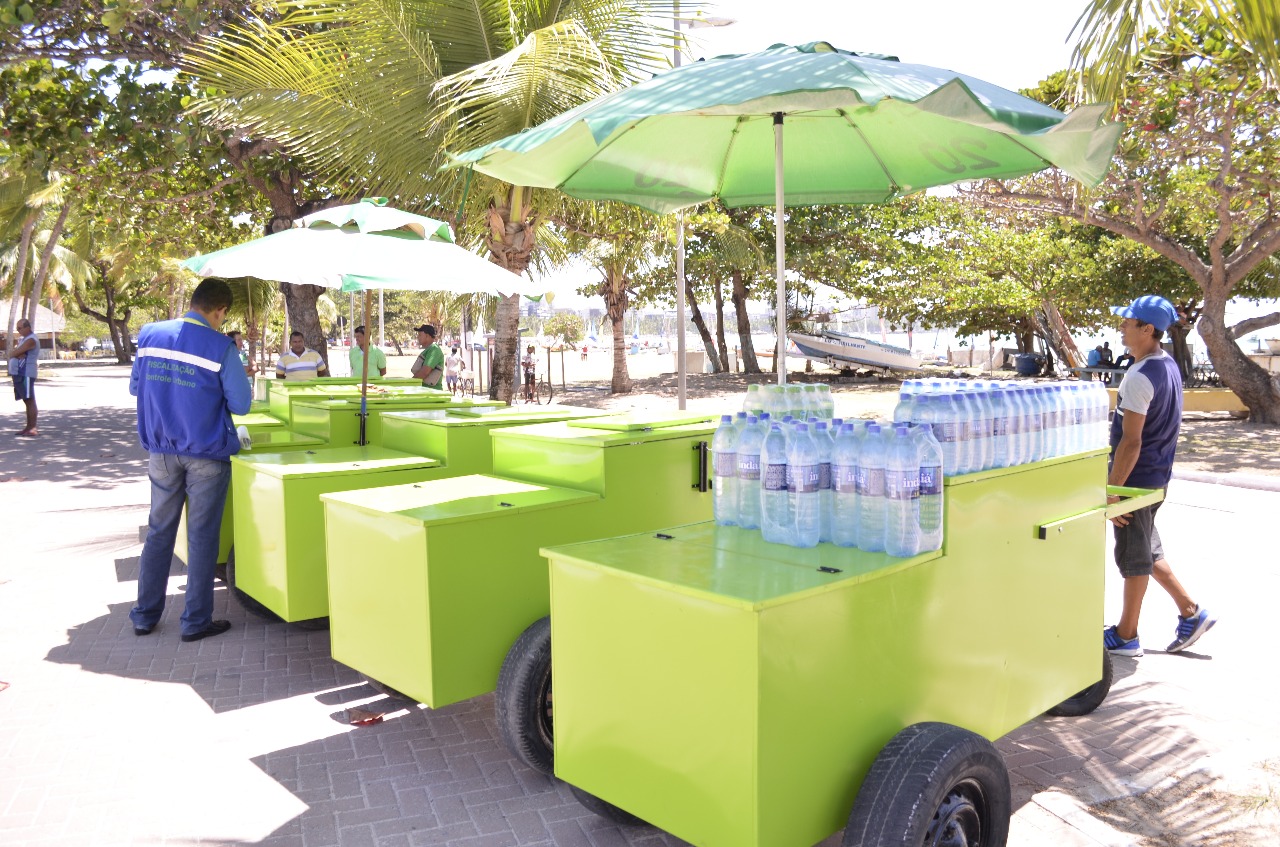 Portaria define normas para venda de coco na orla de Maceió