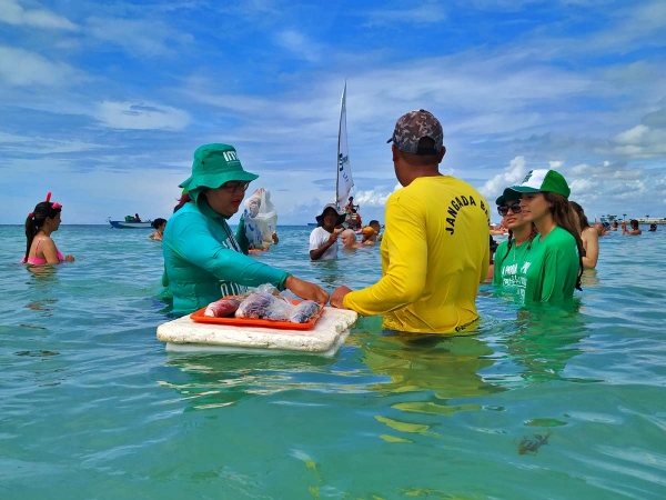 IMA promove educação ambiental nas piscinas naturais da Pajuçara