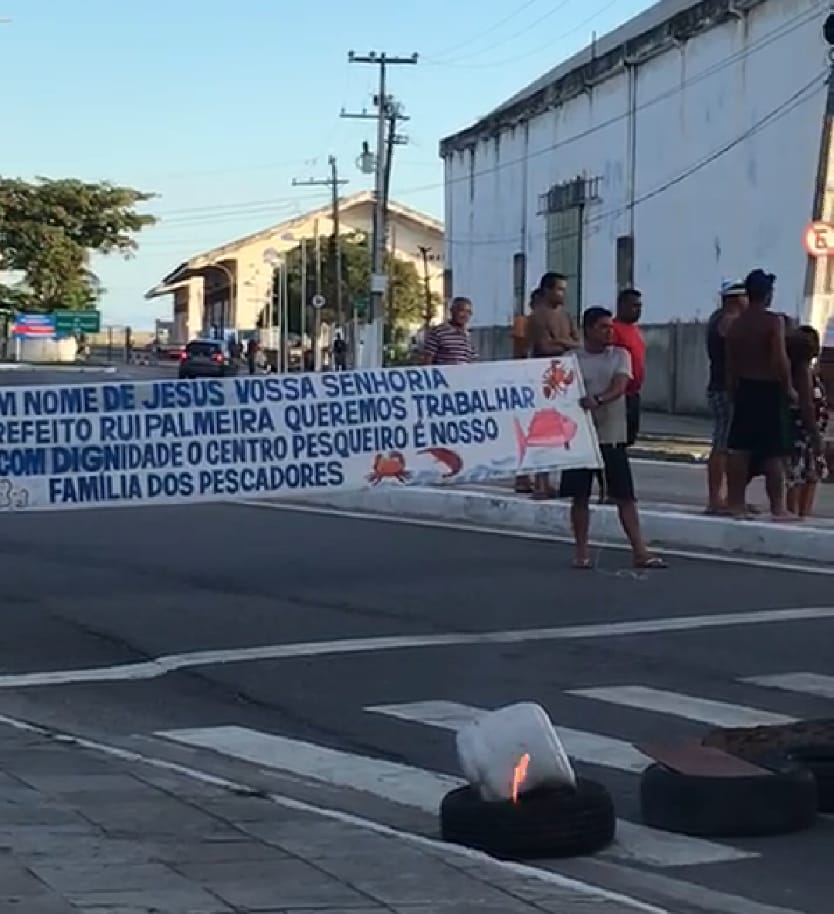Pescadores realizam protesto e fecham vias no Jaraguá