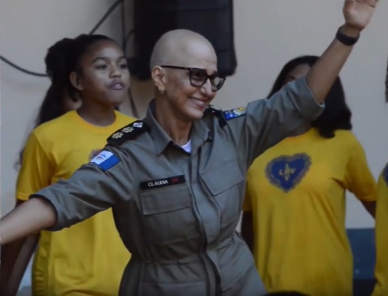 Na luta contra câncer, tenente-coronel de AL, Claúdia Falcão, recebe homenagem que emociona a WEB