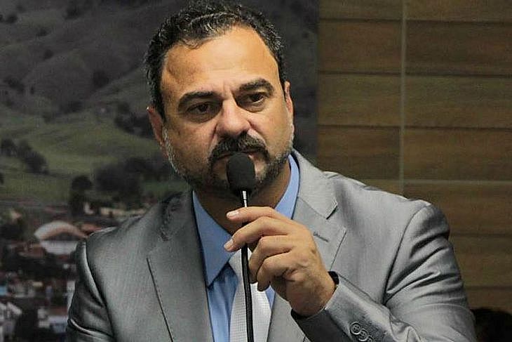 Governador inaugura centro de segurança em cidade de prefeito foragido