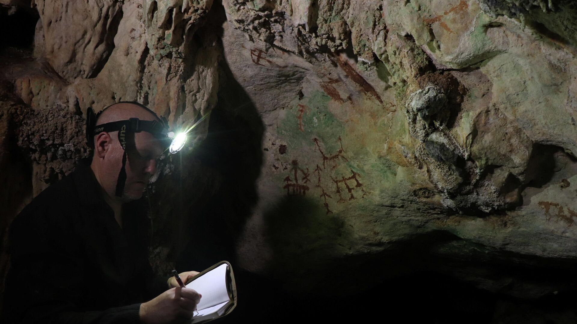 Marcas de mãos de 67.800 anos na Indonésia desafiam cronologia da arte humana