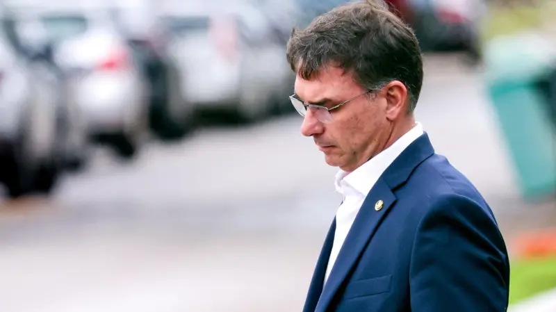 Flávio Bolsonaro chama Zema de 'precipitado' e critica sua postura após suposto envolvimento com Vorcaro