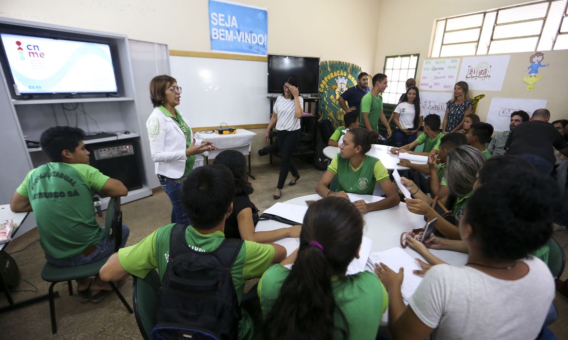Pé-de-Meia paga quarta parcela a estudantes nascidos em novembro e dezembro