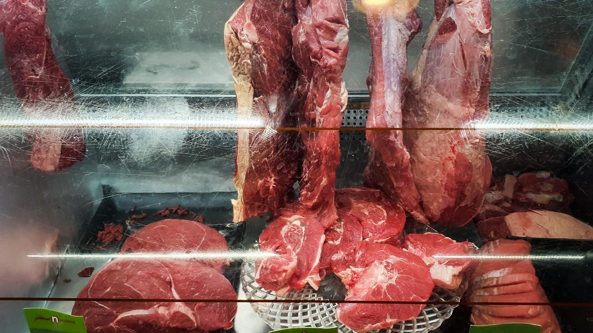 União Europeia suspende importação de carne e mel do Brasil