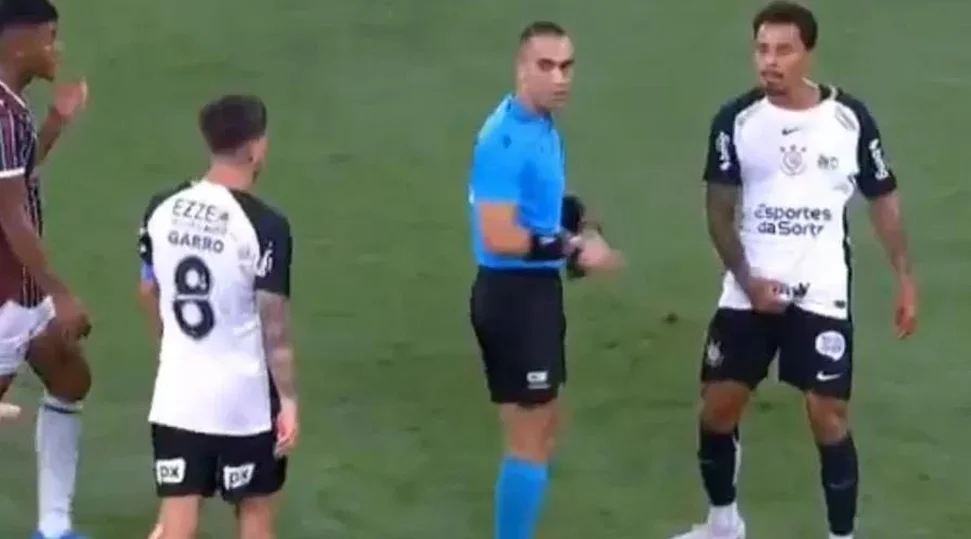Volante do Corinthians é expulso por gesto obsceno e desfalca time contra o Inter