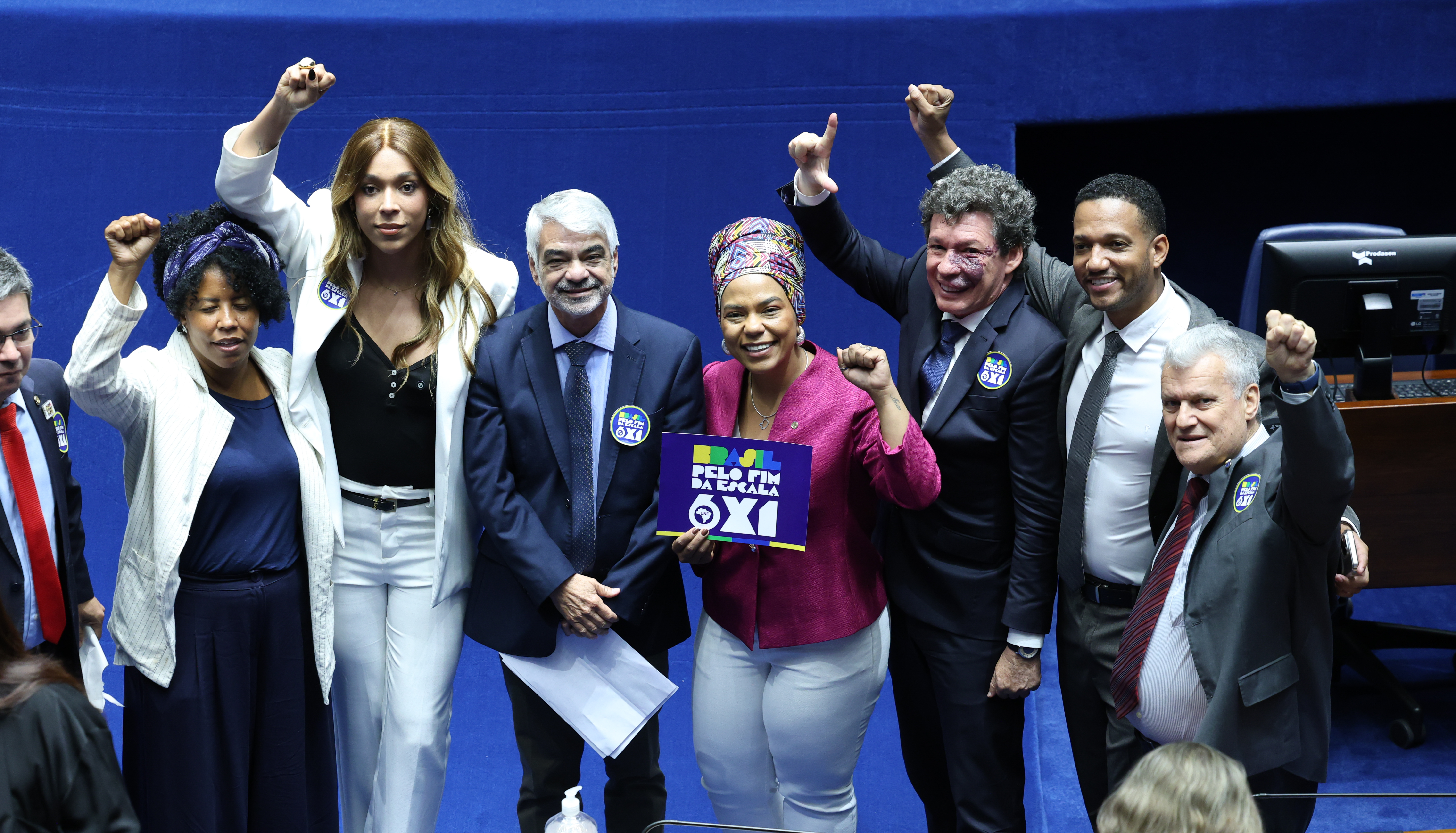 CUT celebra fim da escala 6x1; CNI pede revisão da PEC aprovada